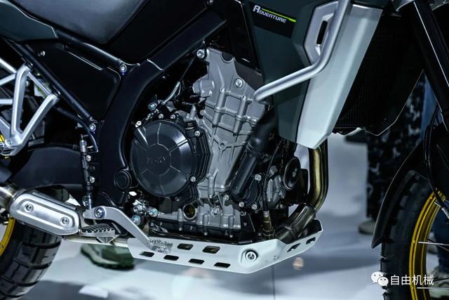 凯越800x搭载一台799cc并列双缸发动机,最大功率71kw/9000rpm,峰值