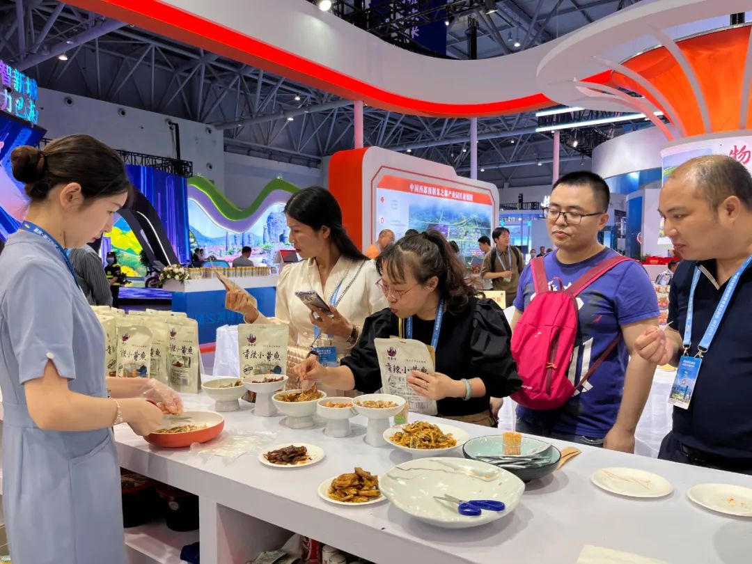 市民在梁平展厅品尝预制菜.图:梁平发布