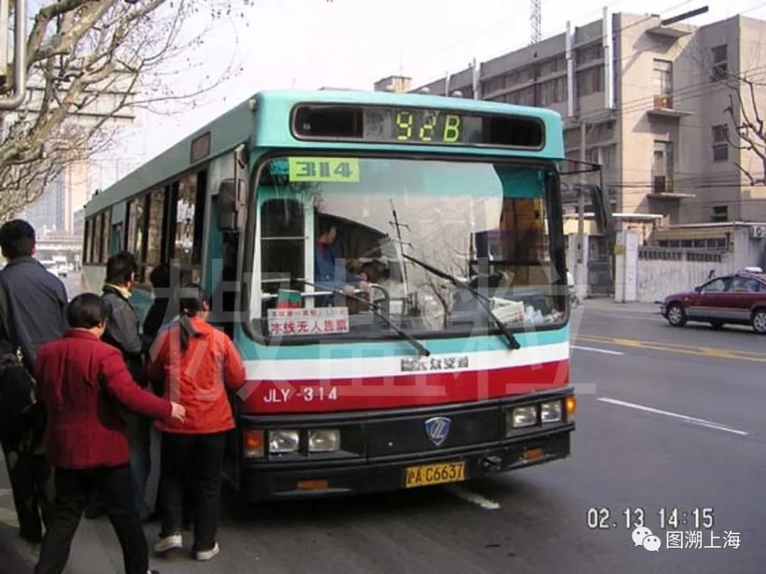 92路b线jly6120(jly)型客车,漕宝路(魏家钧 摄)