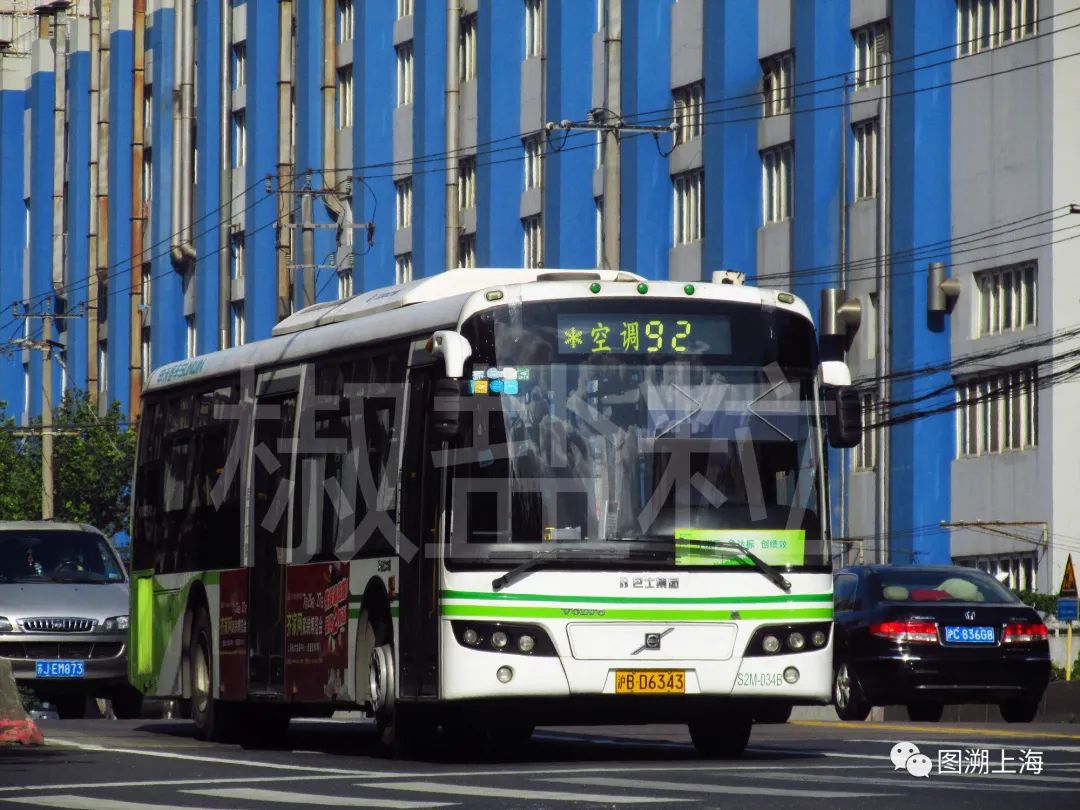 92路swb6120v6le(s2m)型客车,漕宝路三号桥(魏家钧 摄)