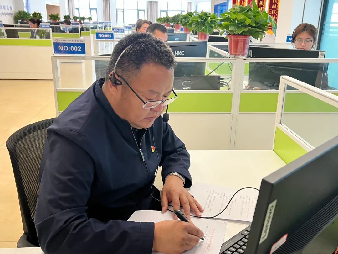 首期活动邀请拉萨市城关区相关部门负责人接听市民群众来电,现场回答