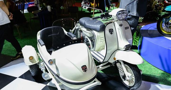 3.58万元,RoyalAlloy侉子车型发布,唯一透明壳踏板车正式发布-新浪汽车