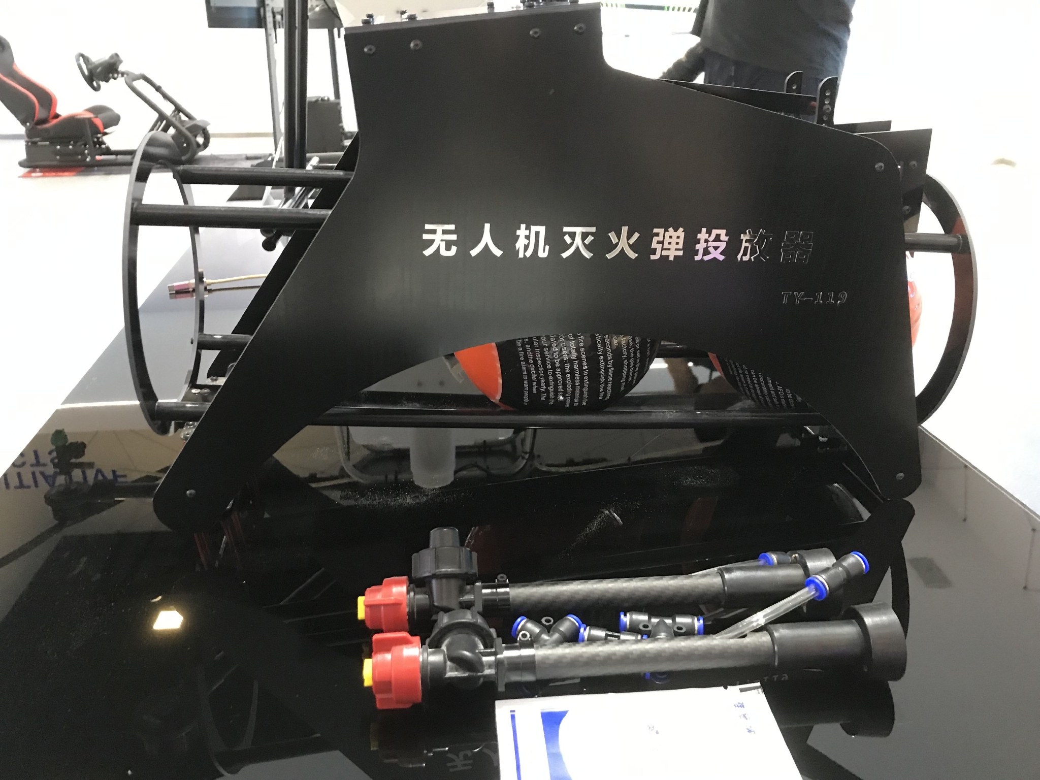 中以常州创新园内企业研发的无人机灭火弹投放器.金凤 摄