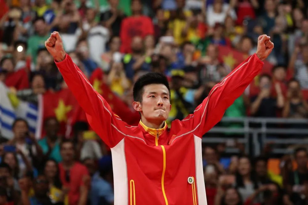 资料图:2016年8月20日,谌龙在里约奥运会羽毛球男子单打决赛颁奖仪式