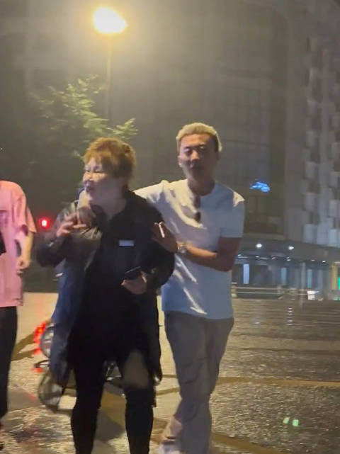 《热心市民谢宇杰当街劝架 解决路边摊纷争》_新浪新闻