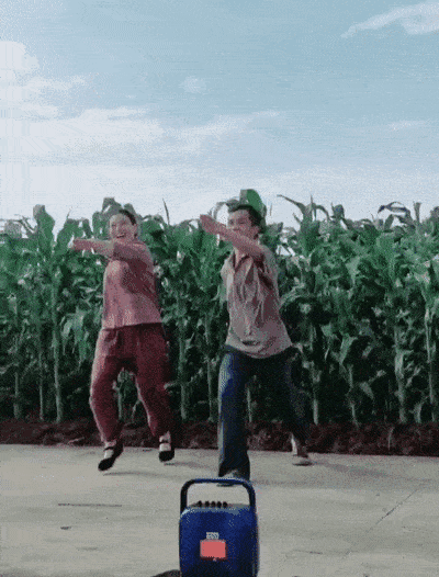 魔性的鬼步舞。图/@小英夫妻：温州一家人