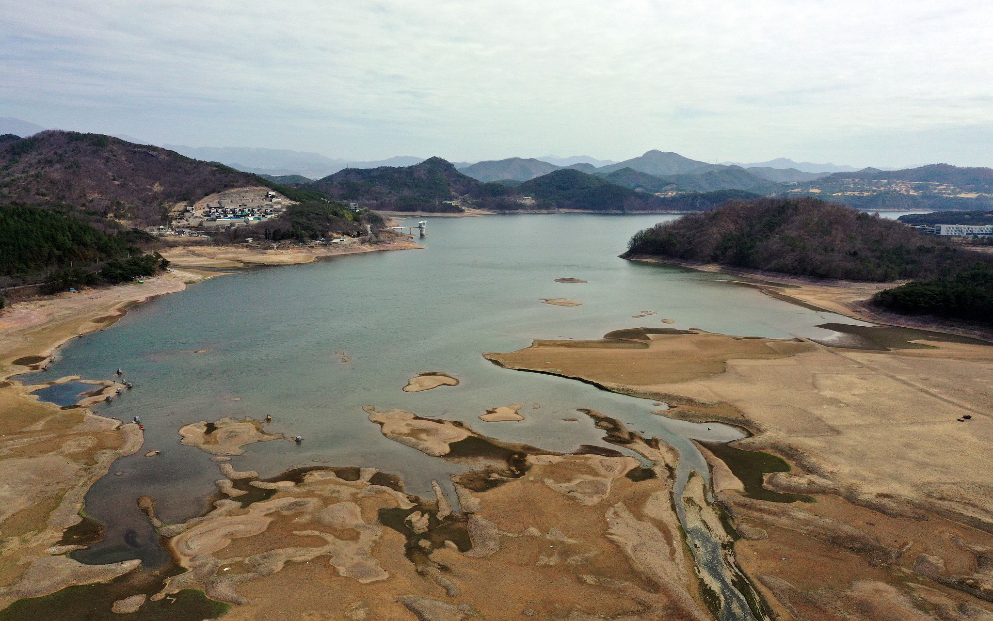 当地时间2023年3月21日,韩国罗州,罗州湖遭遇严重干旱,水量下降,河床