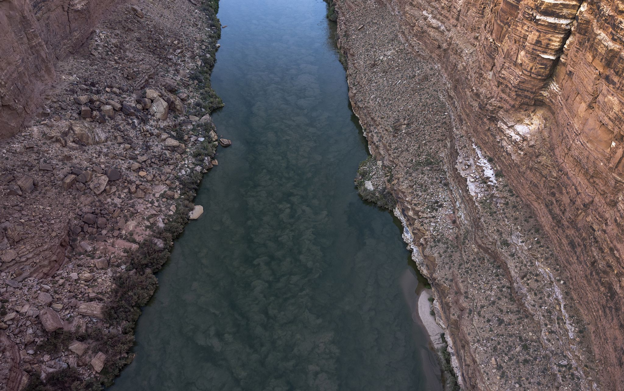 美国亚利桑那州,鲍威尔湖下游的科罗拉多河通过大理石峡谷时,沉积物被
