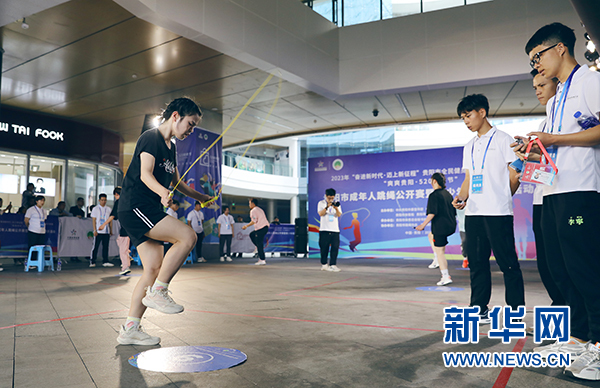 5月20日,选手在跳绳比赛中.新华网 卢志佳 摄
