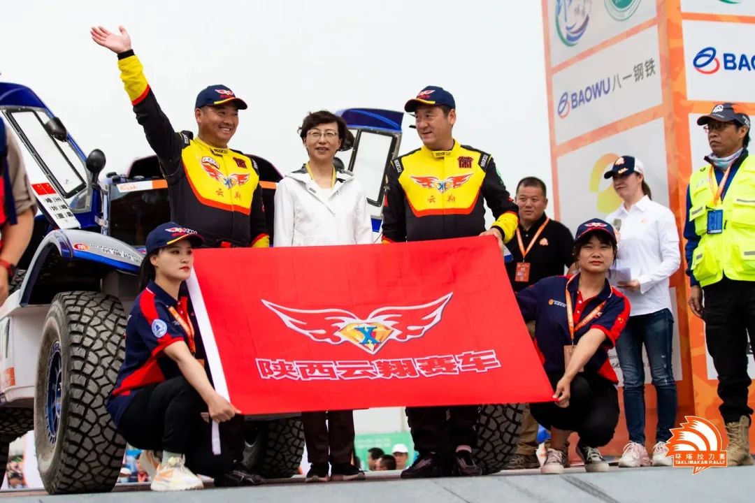 utv组的车手童磊经过发车门△陕西云翔赛车队的三台卡车整装待发