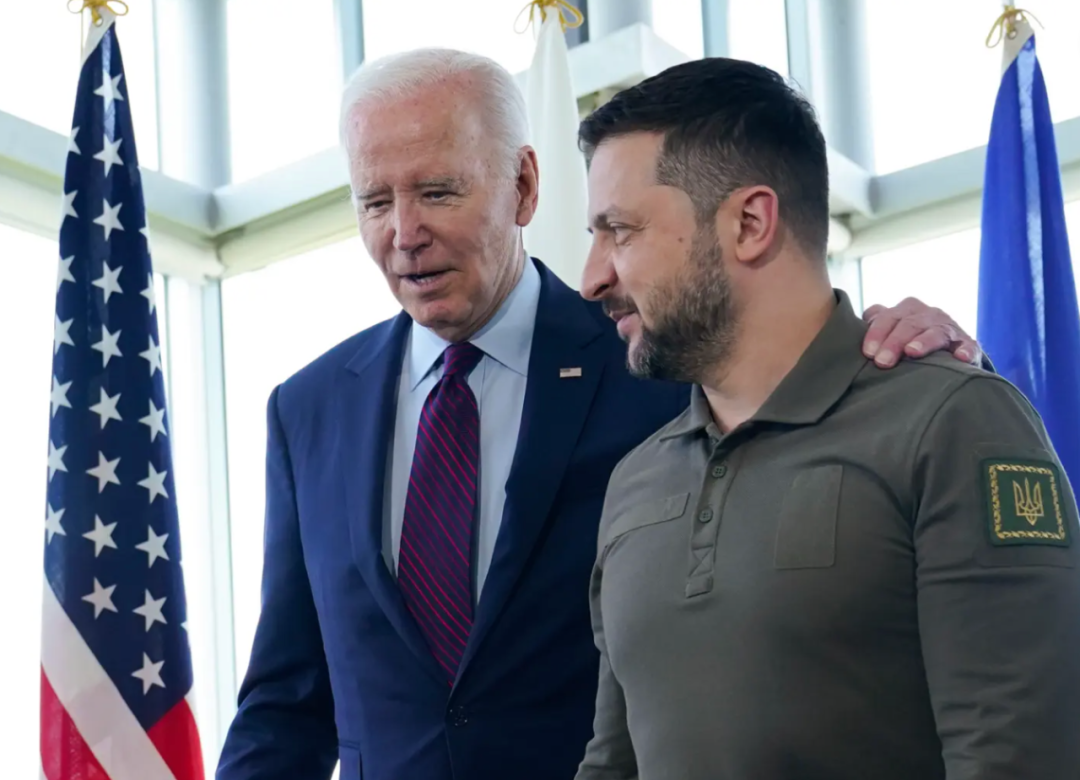 g7峰会期间,拜登和泽连斯基交谈.图源:nypost