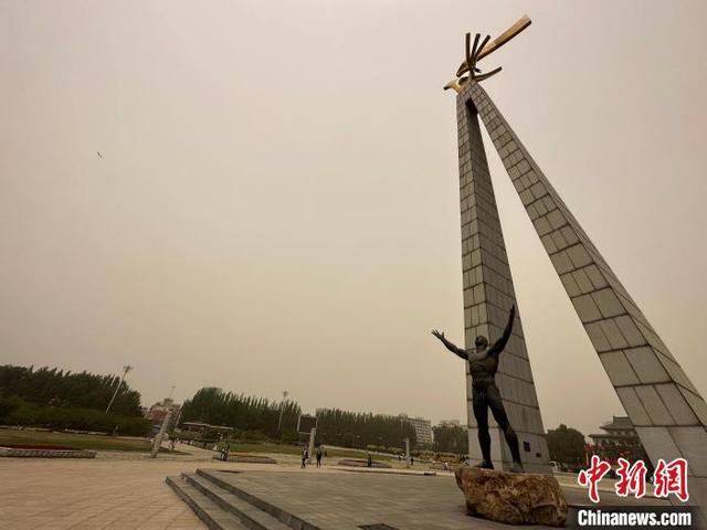 长春文化广场雕塑. 郭佳 摄