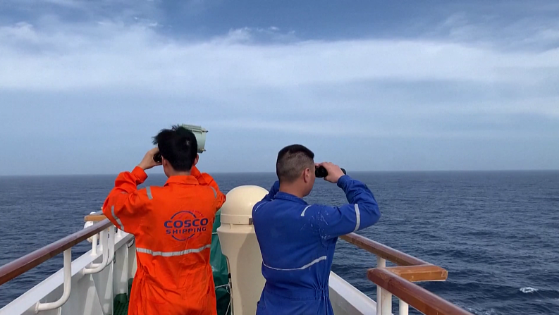 2023年5月17日,海上,中远海运船员正在搜寻倾覆渔船上的船员.