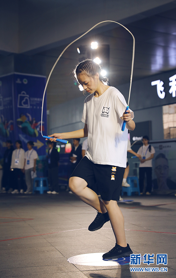 5月20日,选手在跳绳比赛中.新华网 卢志佳 摄