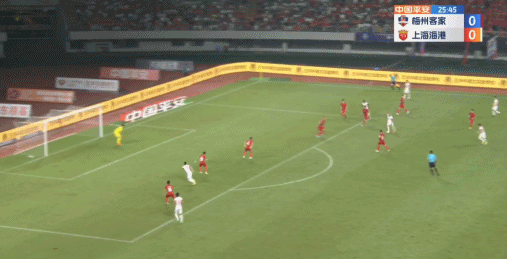 吕文君侧身凌空抽射破门。