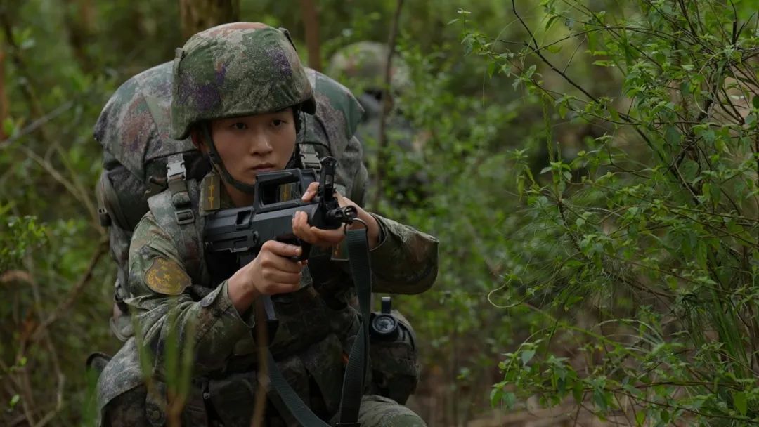 张莎与特战队员进行丛林搜索训练