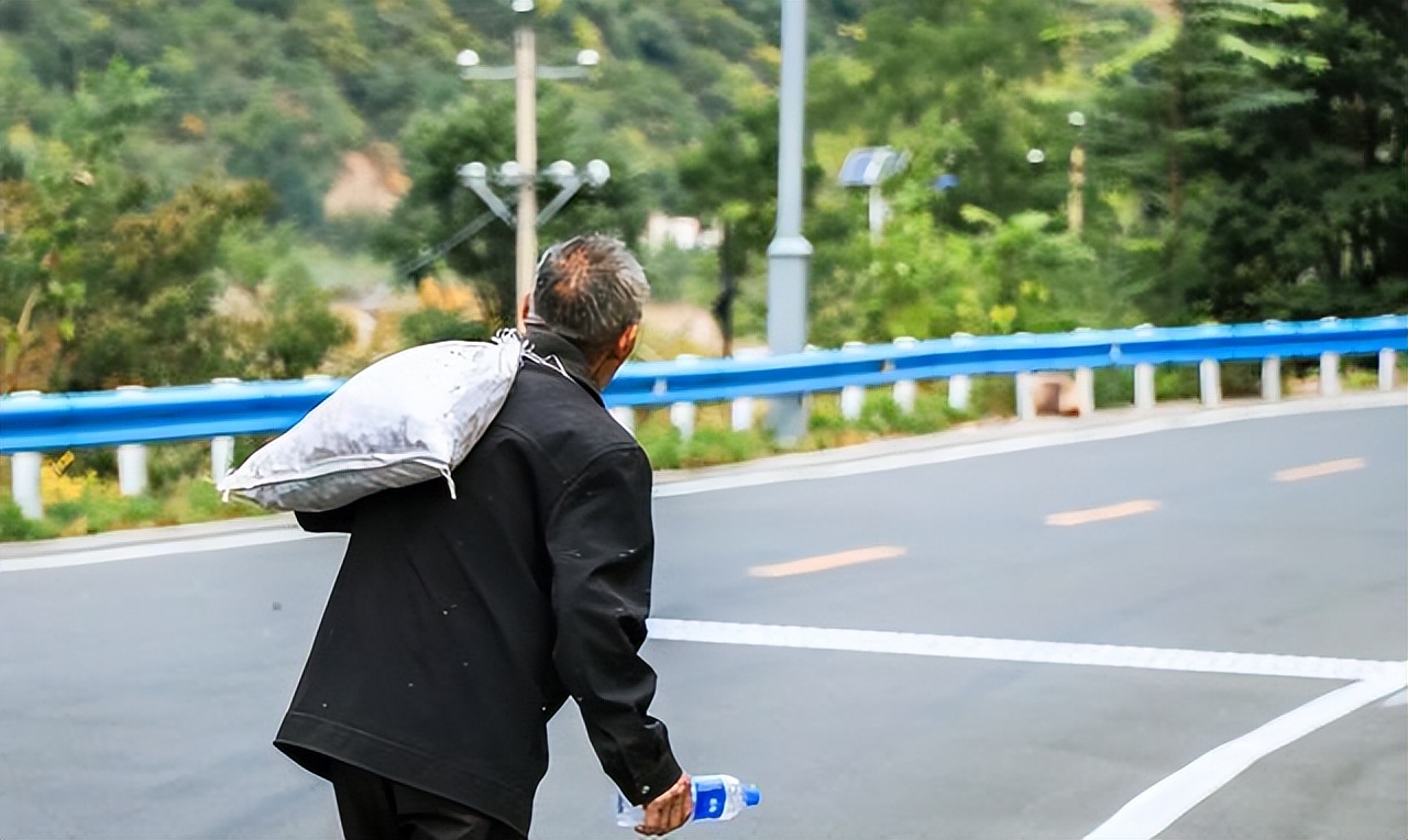 人老了后，出门在外要警惕，这3个话题不要逢人就聊__财经头条