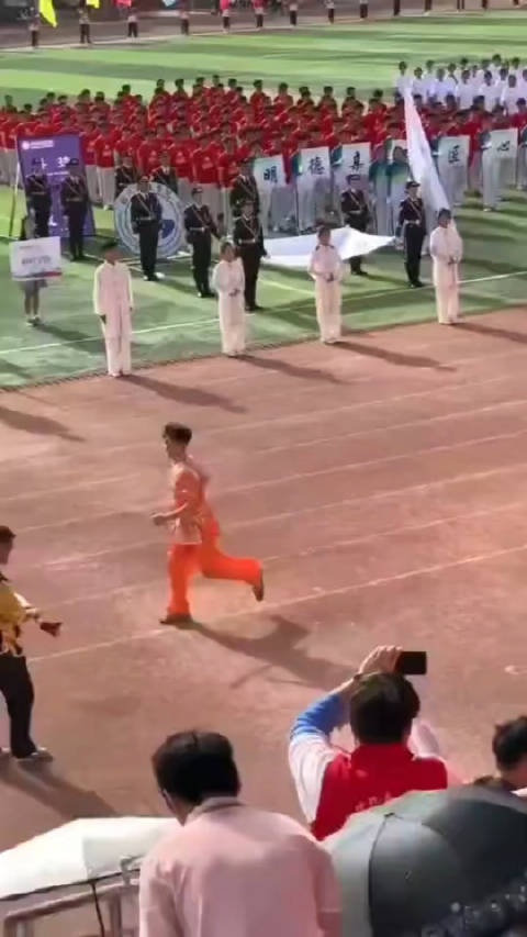 开幕式上,男生单刀脱手,后空翻摔倒,全场哄笑……|开幕式_新浪新闻