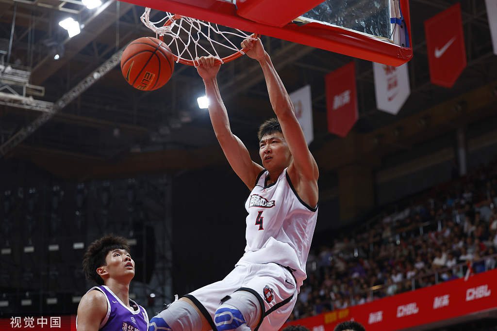 图为回浦中学队球员淡厚然(右)扣篮.