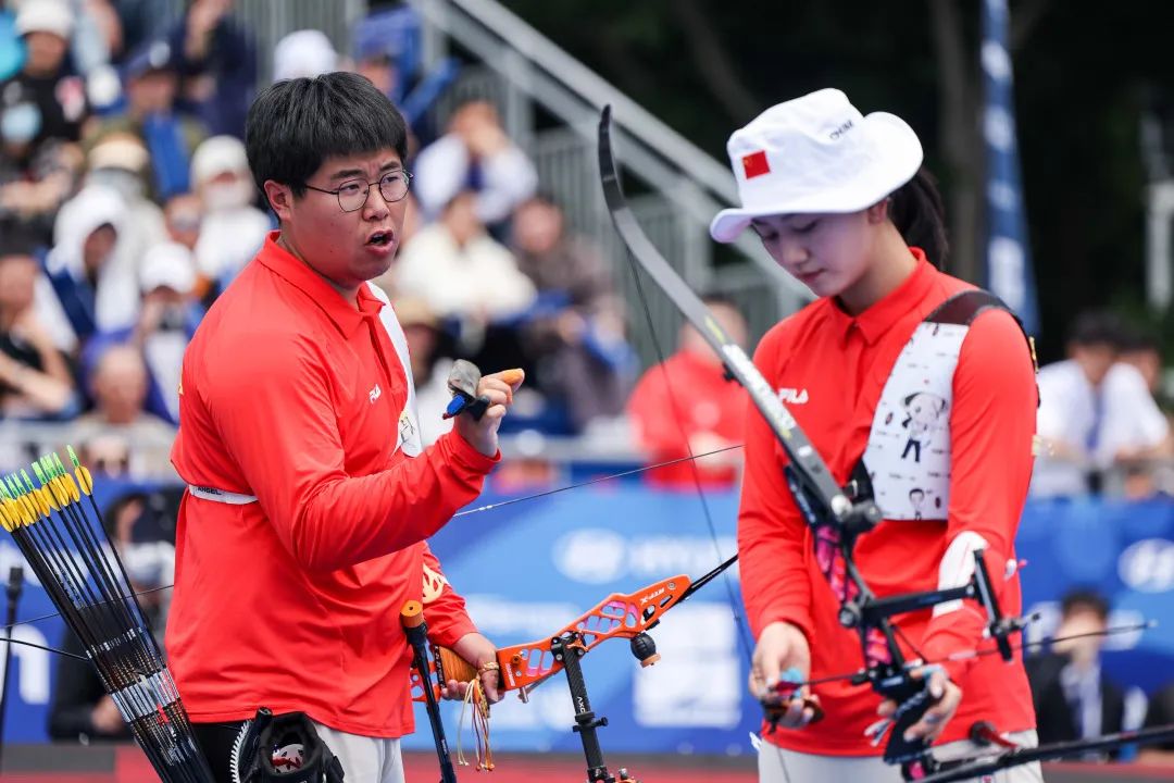 王大鹏(左),李中原(右),齐翔硕(中)在男子反曲弓团体决赛中回到主场