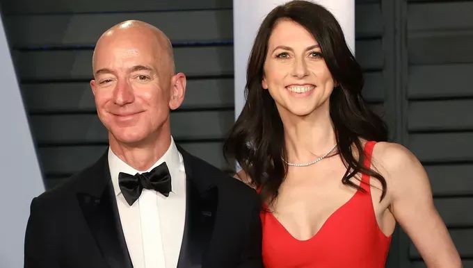 杰夫·贝佐斯与第一任妻子麦肯齐·贝佐斯更令人吃惊的是,劳伦