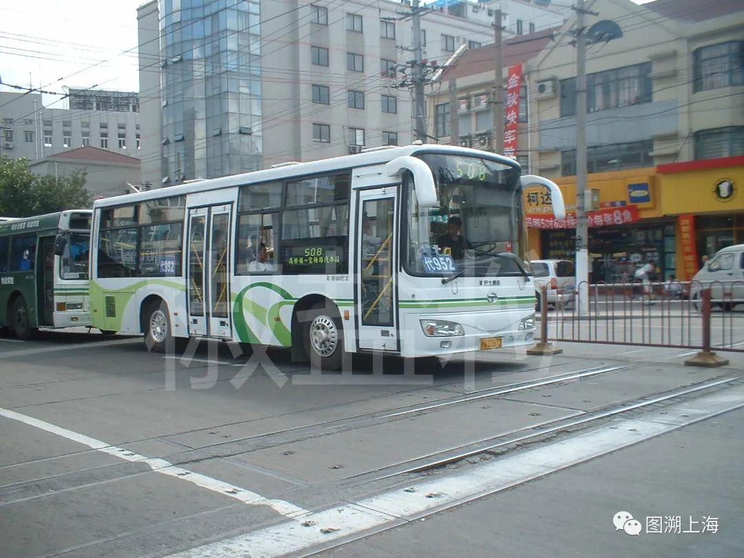 952路xq6900sh(t9a)型,宝山路(朱达艺 摄)952路swb6120khv2-3(s2c)型