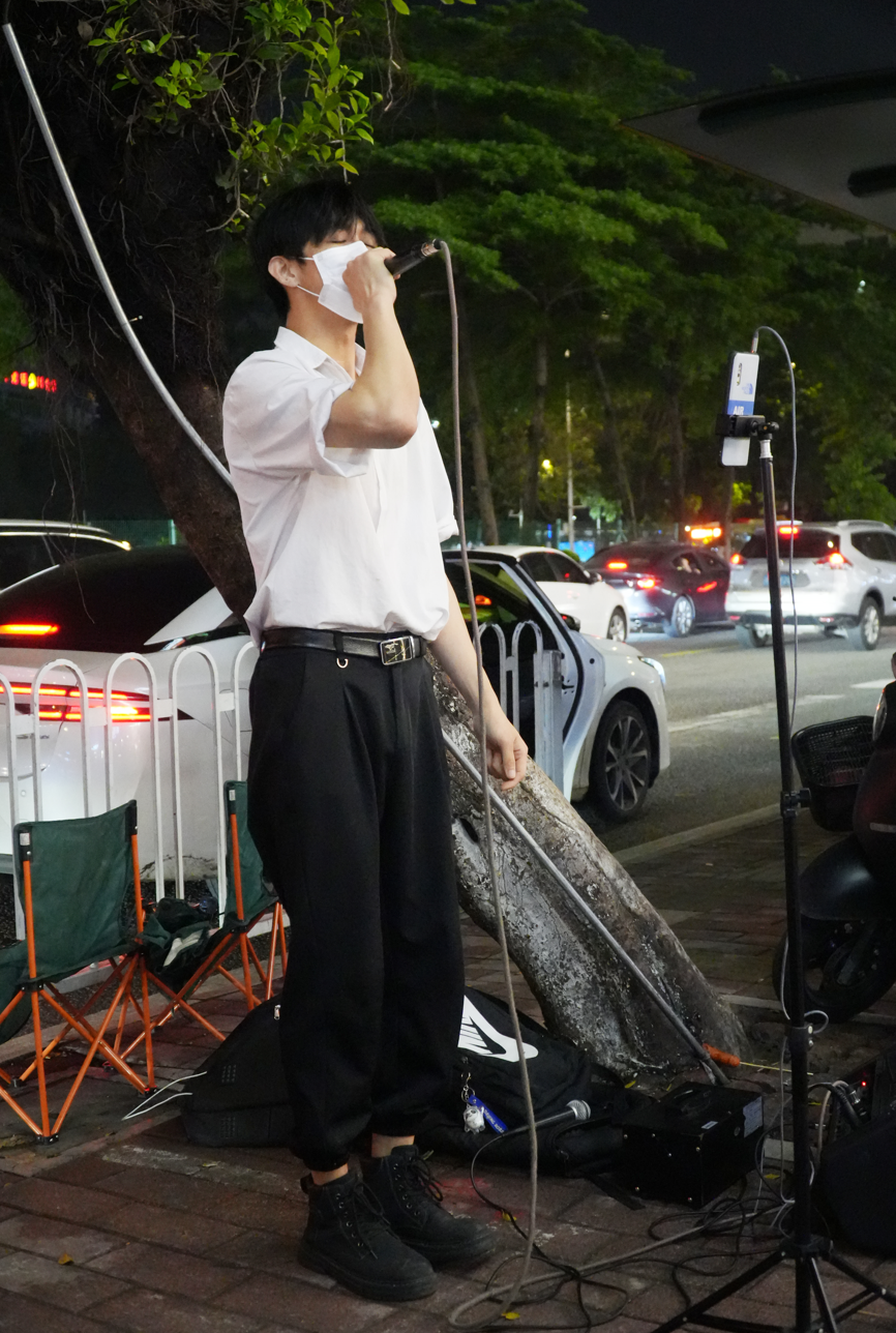 歌手小庞在动情演唱.信息时报记者 卢杰 摄