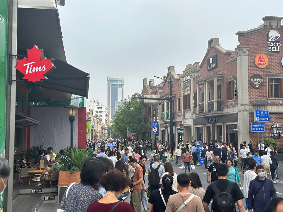 5月21日,茂名北路限时步行街人来人往.