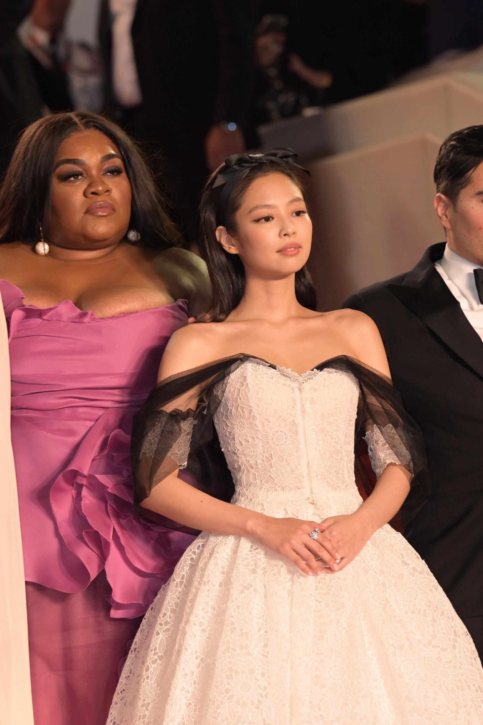 bk成员Jennie亮相红毯，为自己主演的HBO新剧《偶像漩涡》站台|站台|Jennie|HBO新剧_新浪新闻