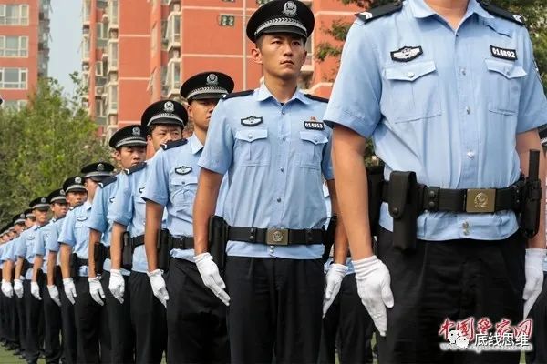 "毕竟中国警察与人民打成一片,美国警察是与人民打成一片"_新浪财经