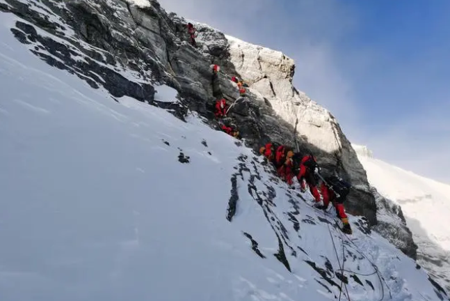 5月23日,科考队正在经过珠峰著名的第二台阶.新华社 图