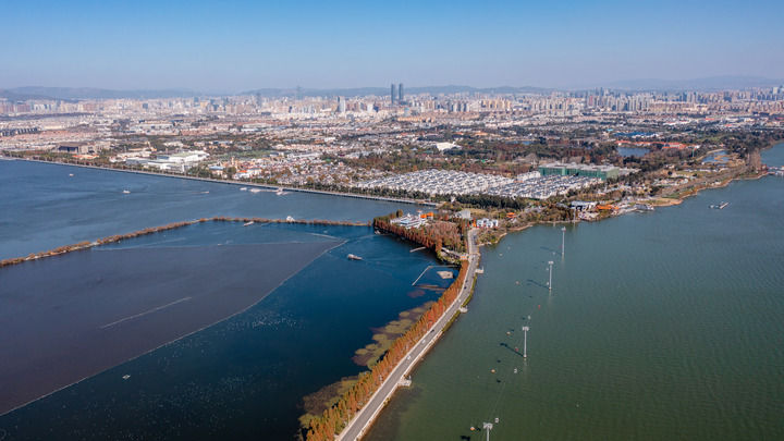 云南昆明滇池一景(2023年1月12日摄,无人机照片).