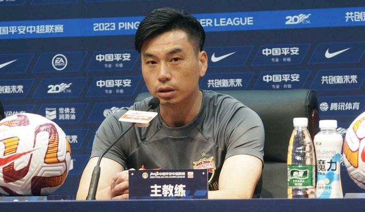 中超深圳队出席赛前新闻发布会年轻的教练和队员都很谦虚