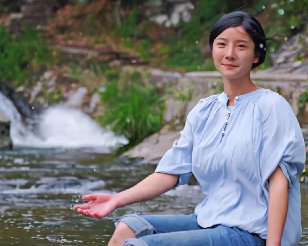 5天前,杨儿杨像往常一样一边直播干活,一边与网友聊天,搭档突然递来一