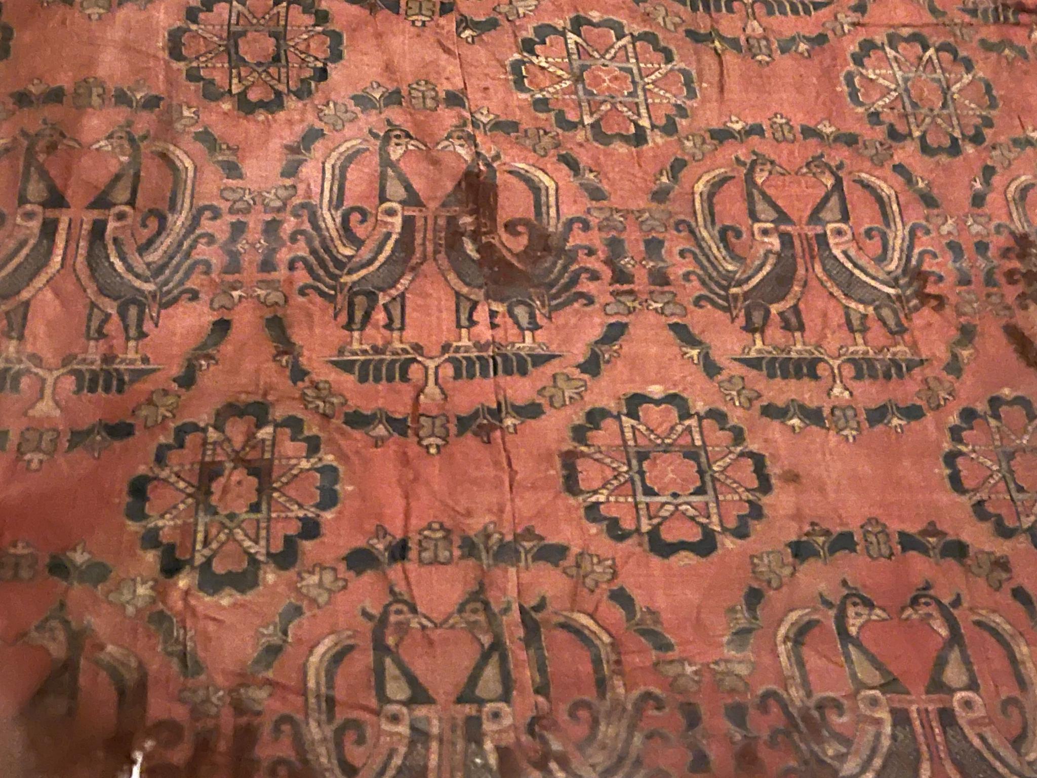 红地团花对鸟纹锦,为典型的"陵阳公样".