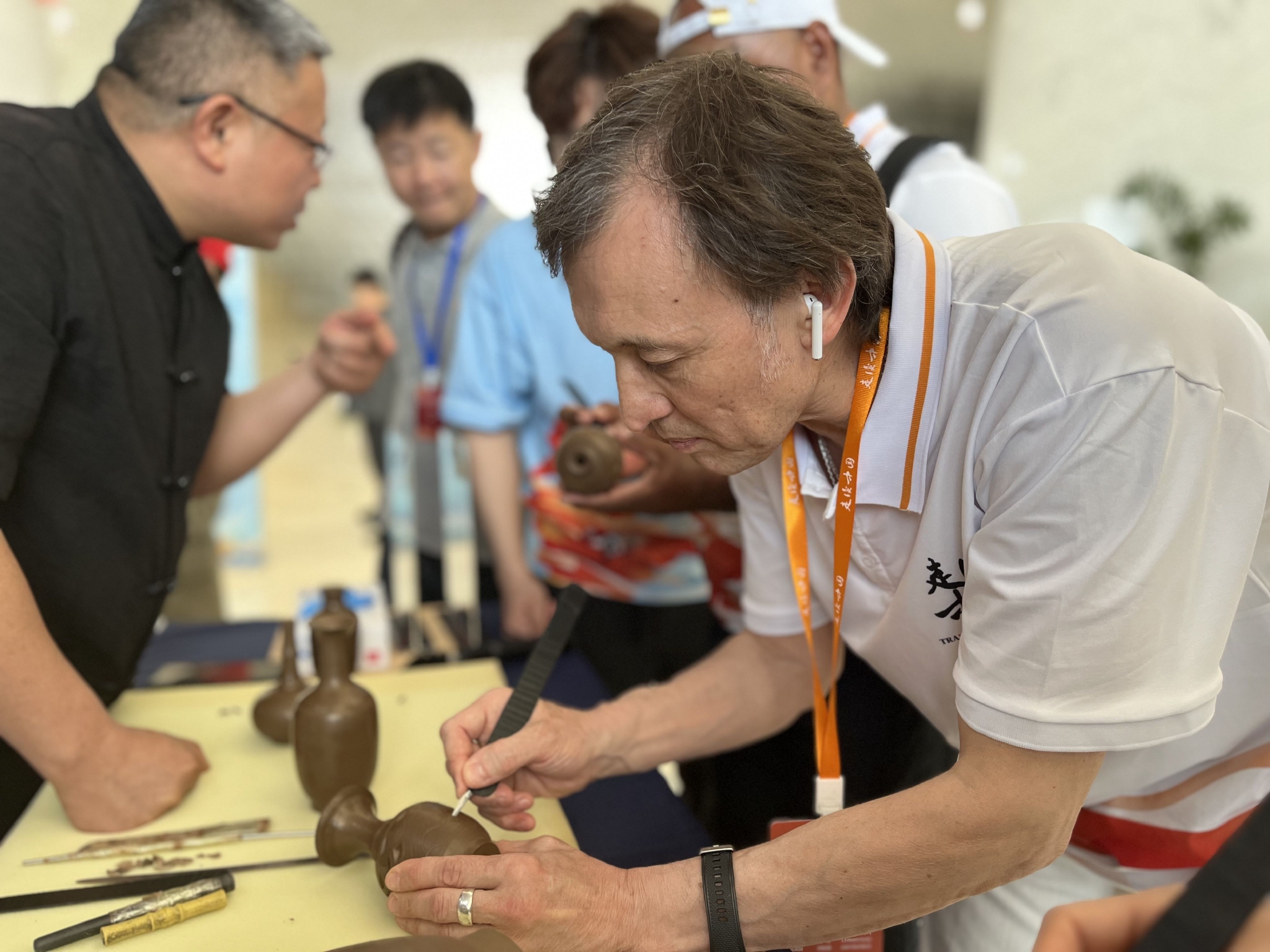 外媒记者体验制作胶州黑陶.宋迎迎 摄