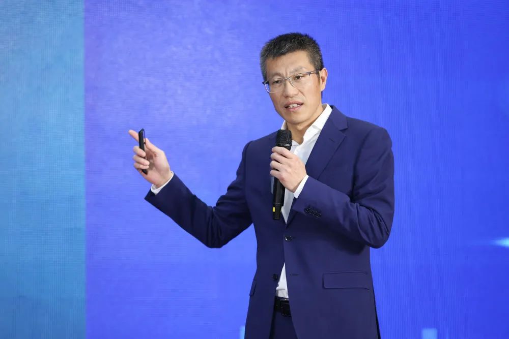 图为中经社董事长,总裁徐玉长发言