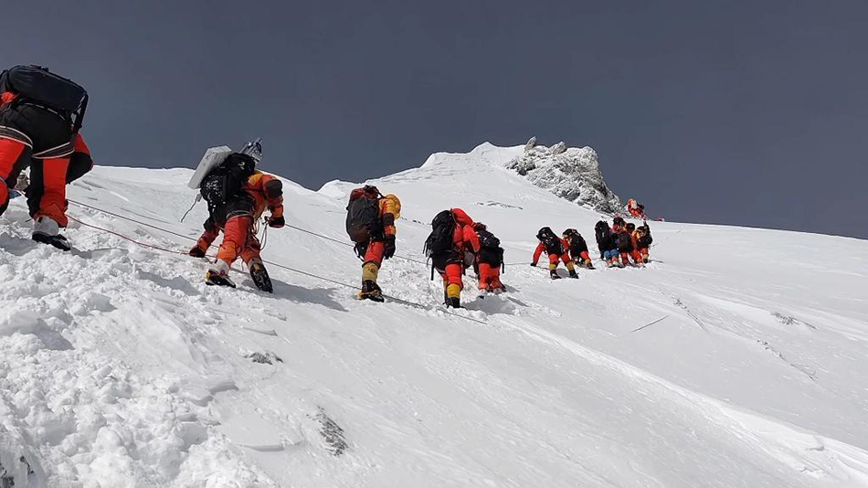 5月23日,珠峰科考登顶科考队正在冲顶.新华社 图