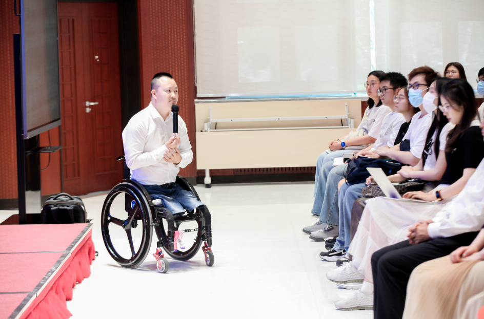 "无腿蛙王"代国宏带来了主题为"生死叩问"的励志宣讲,代国宏18岁学