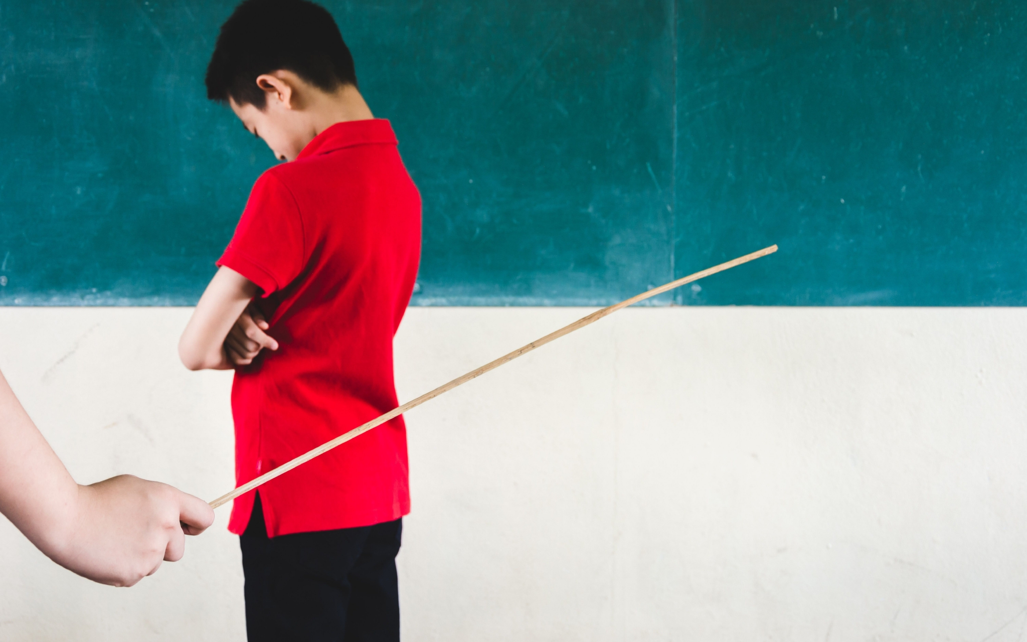 图/ic photo孩子身上都被打出淤青了,家长还极力挽留打人的老师.