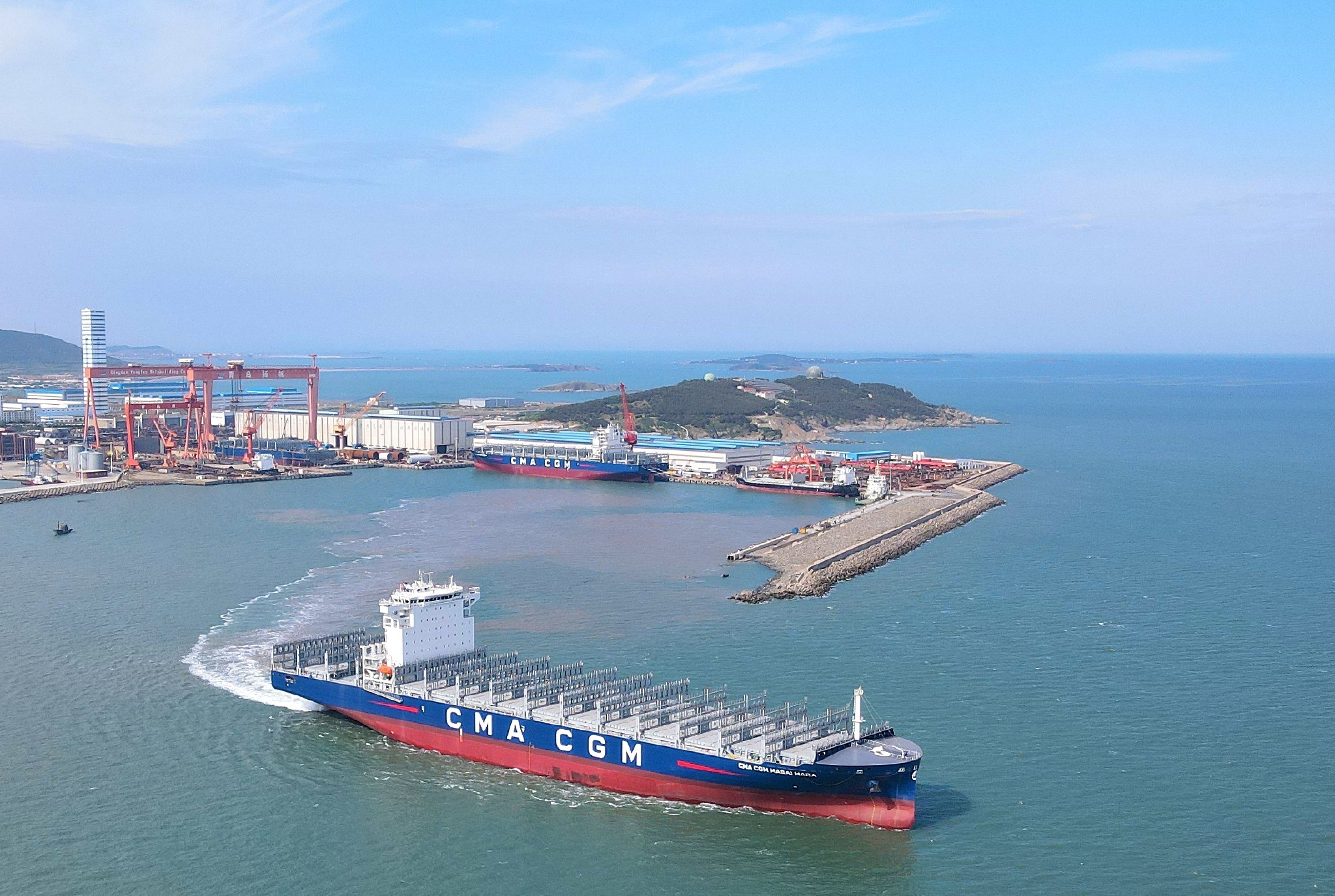 5月24日,青岛造船厂生产的5900teu集装箱首制船建造完成,正式交付