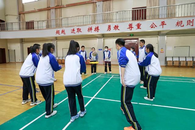 图为大连市第十一中学学生在体育馆上心理拓展课.新华社记者陈为 摄