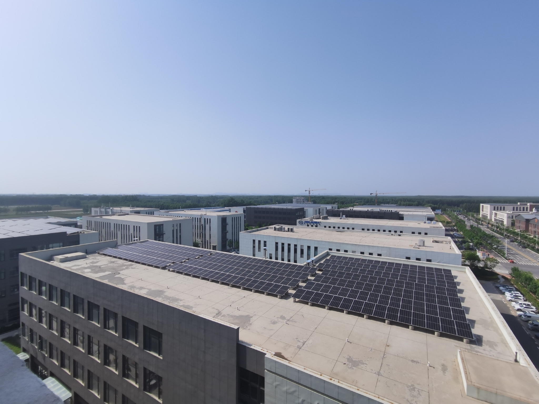 图为企业港厂房屋顶光伏组件.王夏冰供图