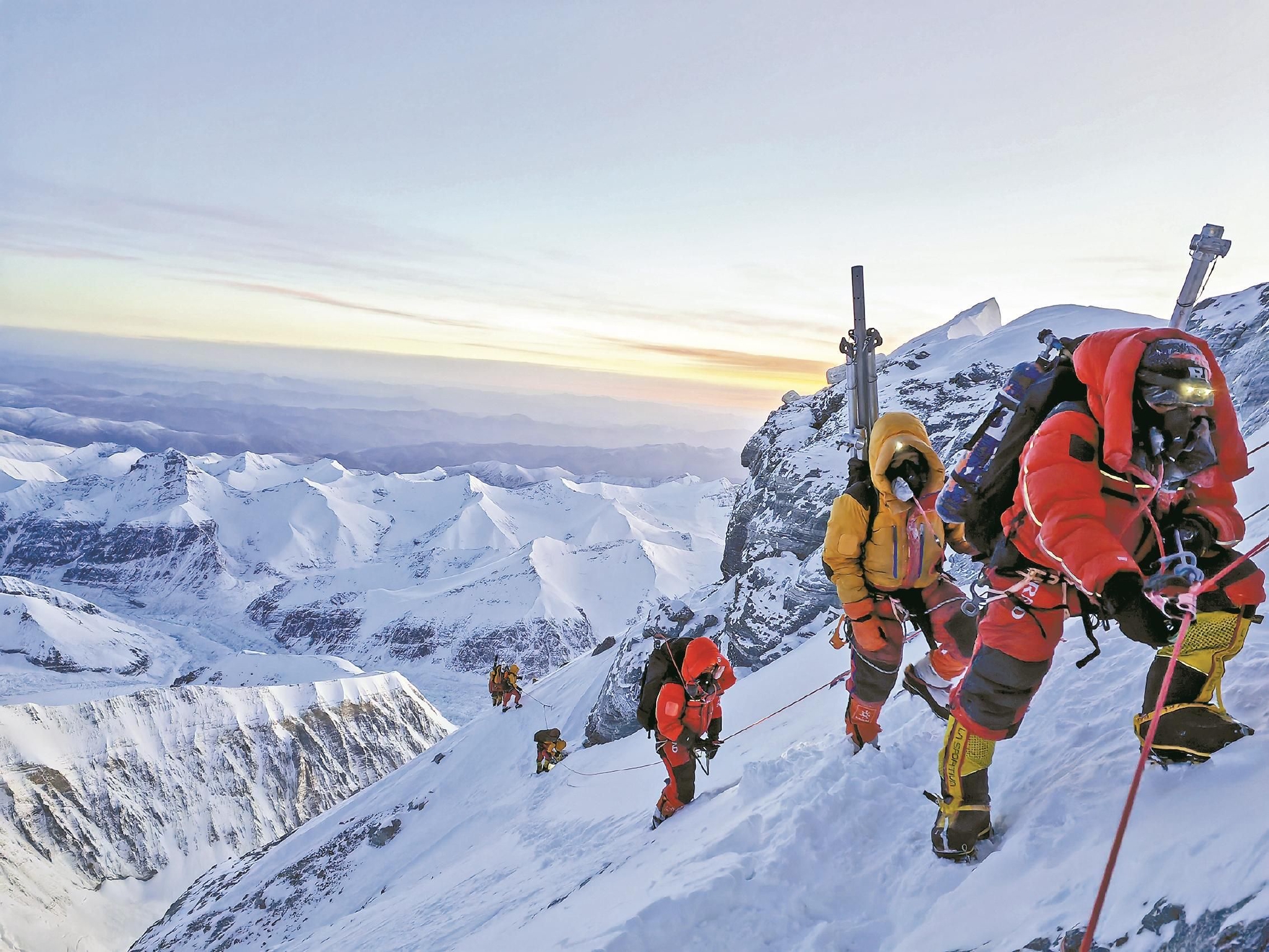 登顶珠峰中国科考队再次突破8000米以上海拔高度