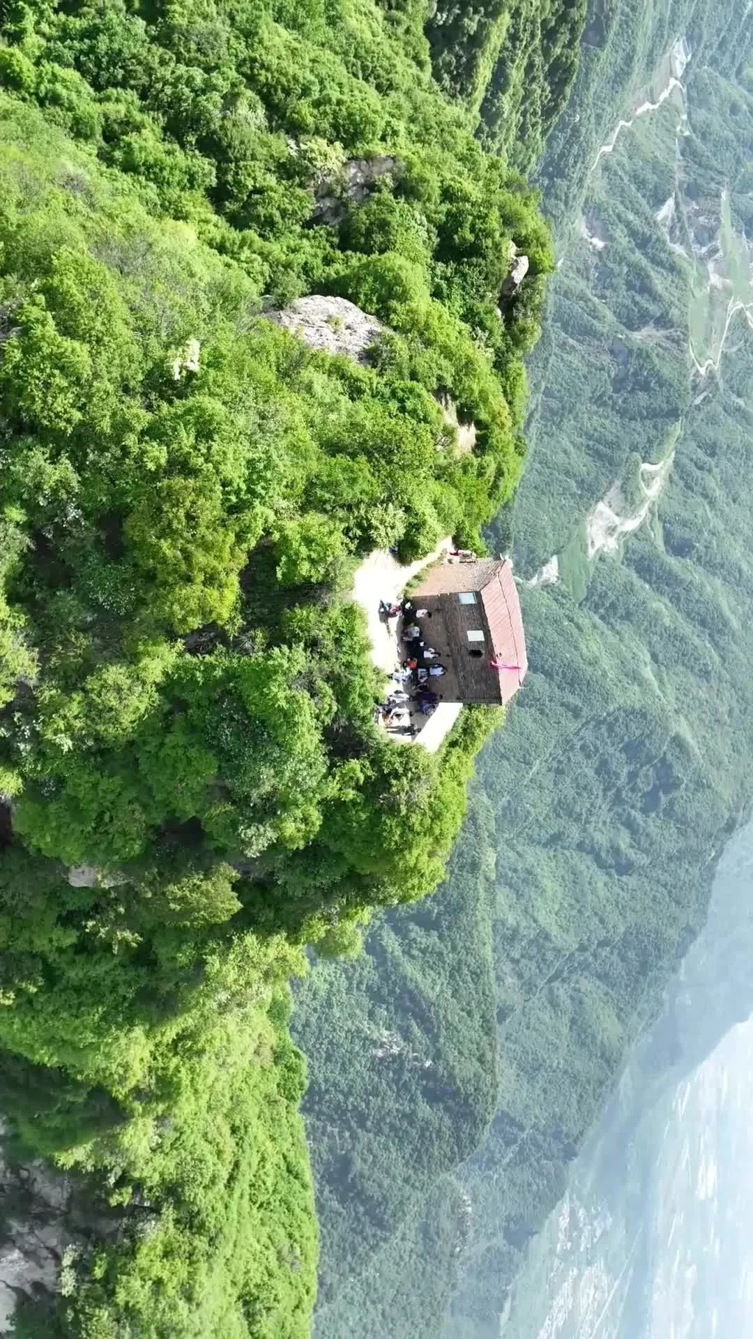 无人机视角下的圭峰山顶.