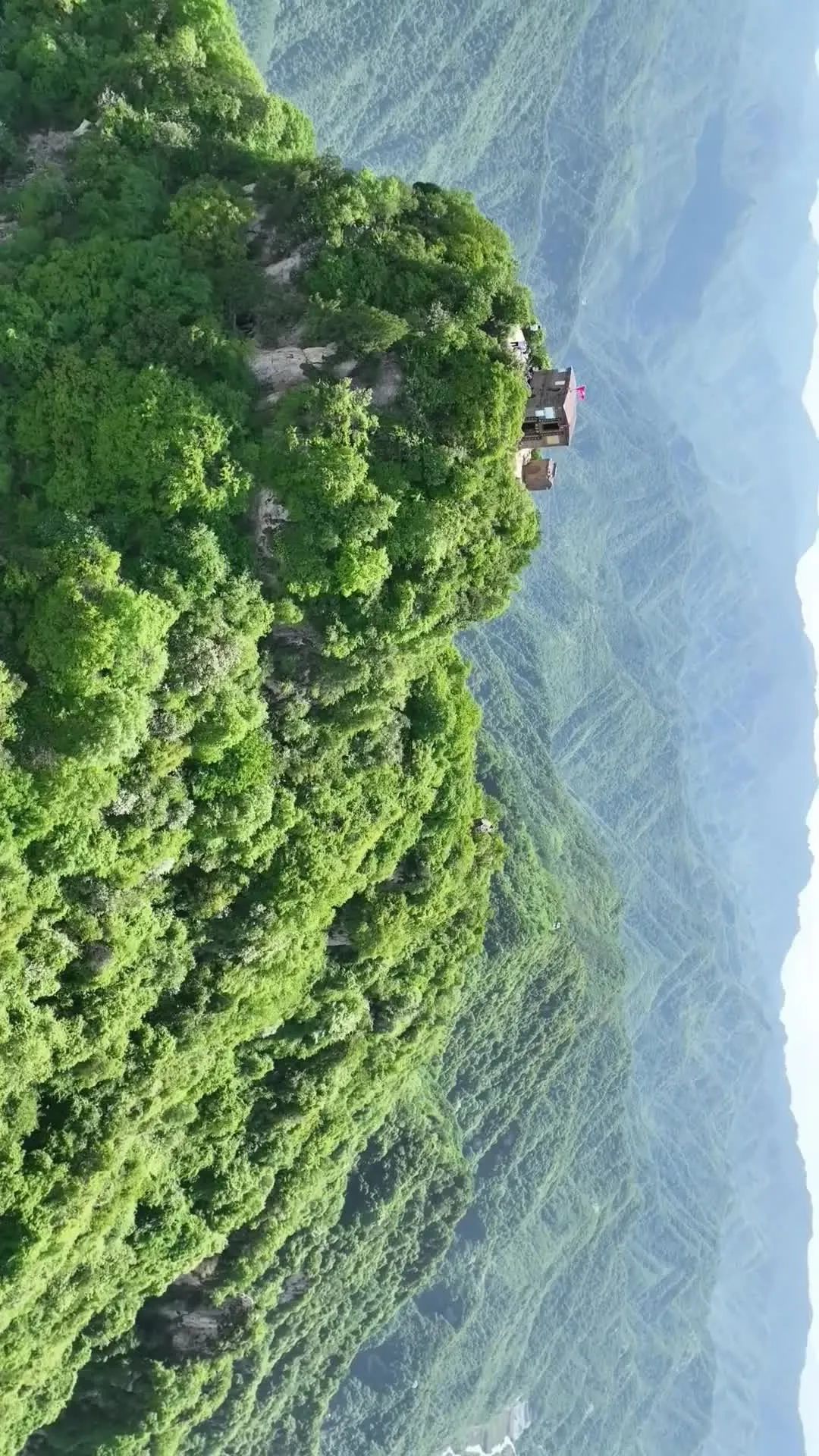 无人机视角下的圭峰山顶.