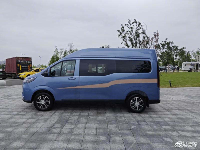 依维柯聚星的车身轮廓和上汽大通新途v70(配置|询价)相同,车身的侧面