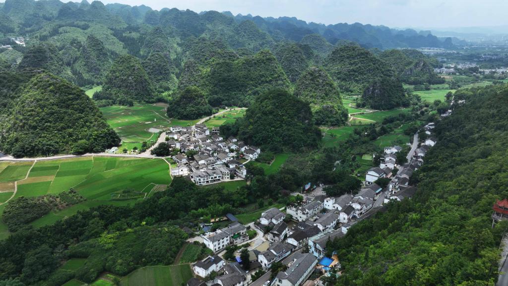 黔西南州兴义市万峰林景区.新华社记者 杨楹 摄