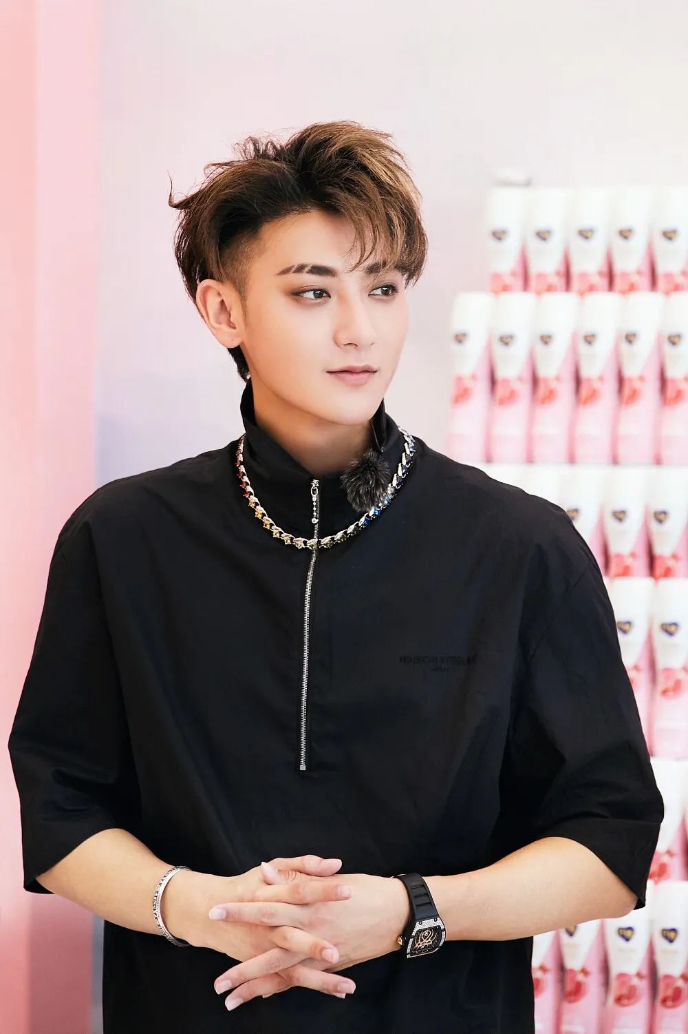 龙韬娱乐是艺人黄子韬创立的公司,旗下签约的艺人有徐艺洋,石玺彤