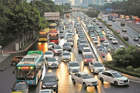 广州中心区对外地车实行"开四停四"管理,调节道路交通流量(资料 .).